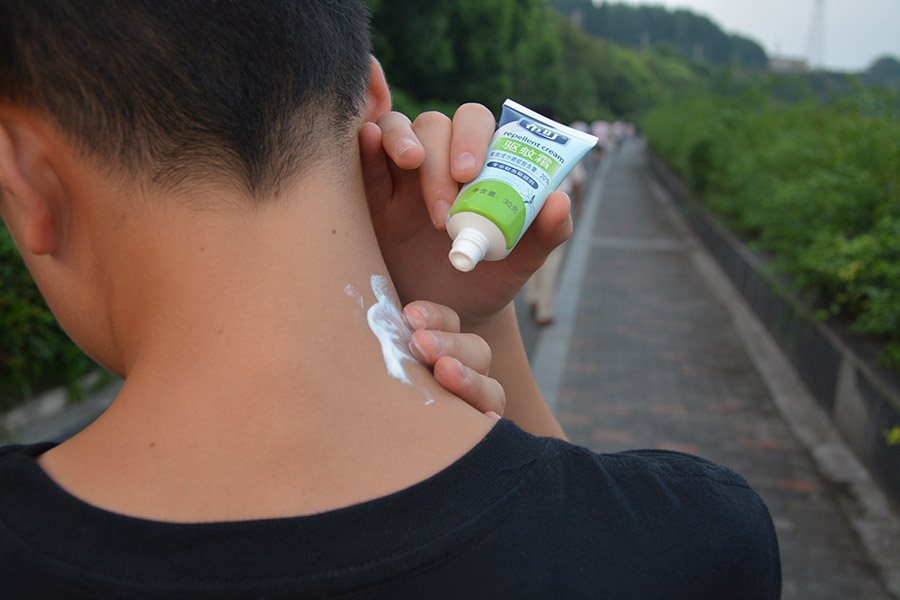 涂抹驱蚊霜